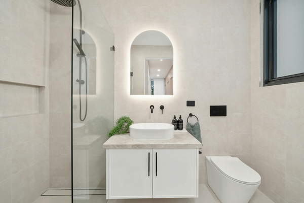 Materialen en lijnen: de architectuur achter de moderne badkamer